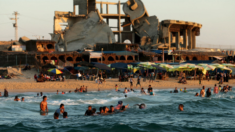 un edificio destruido pOr los bombardeos israelíes junto a la playa de Gaza. - REUTERS
