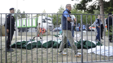 Cadáveres de las víctimas del terremoto que golpeó Italia en Pescara del Tronto. FLAVIO LO SCALZO (EFE)