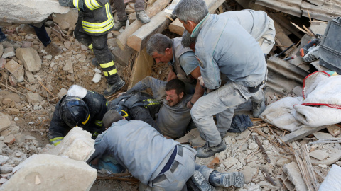 Un hombre es rescatado con vida de entre los escombros que ha dejado el terremoto en Amatrice/REUTERS