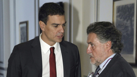 Fotografía de archivo del 2 de octubre de 2014 del secretario general del PSOE, Pedro Sánchez, con con el exseleccionador de baloncesto Pepu Hernández, antes de su intervención en un desayuno informativo organizado por Nueva Economía Forum. Fotografía de archivo del 2 de octubre de 2014 del secretario general del PSOE, Pedro Sánchez, con con el exseleccionador de baloncesto Pepu Hernández, antes de su intervención en un desayuno informativo organizado por Nueva Economía Forum.