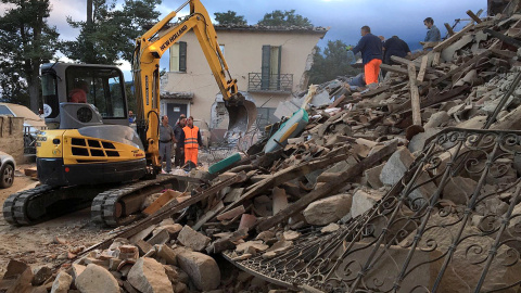 Excavadoras, perros y cientos de personas ayudan en la búsqueda de supervivientes entre los escombros/REUTERS