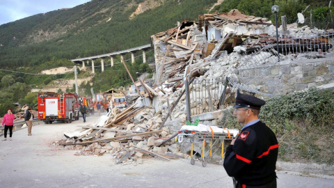 Un policía camina entre los escombros de un edificio en Pescara del Tronto, cerca de la localidad de Arquata del Tronto, en la provincia de Ascoli Piceno, región de Marche, tras el terremoto que ha sacudido el centro de Italia esta madrugad