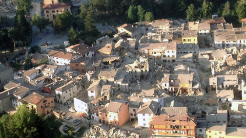 Imagen facilitada por la Brigada de Bomberos de Italia de una vista aérea de los edificios derrumbados en Amatrice, en el centro de Italia tras el terremoto de 6,0 grados de magnitud en la escala abierta de Richter que ha sacudido el centro
