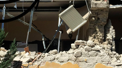 El interior de una vivienda dañada por el terremoto en la localidad italiana de Accumoli di Rieti, en el centro del país. REUTERS/Steve Scherer