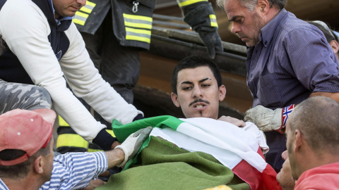 Un hombre herido es rescatado por los equipos de emergencia de Amatrice, tras el terremoto que ha sacudido el centro de Italia en la madrugada. EFE/Massimo Percossi