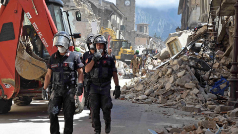 Los equipos de rescate a pie al lado de edificios colapsados ​​después de un terremoto en Amatrice, el centro de Italia. REUTERS / Emiliano Grillotti