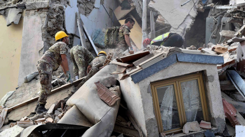 Los equipos de rescate trabajan en un edificio derrumbado después de un terremoto en Amatrice, el centro de Italia. REUTERS / Emiliano Grillotti