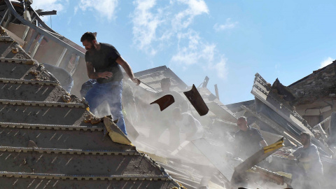 Los equipos de rescate trabajan en un edificio derrumbado después de un terremoto en Amatrice, el centro de Italia. REUTERS / Emiliano Grillotti