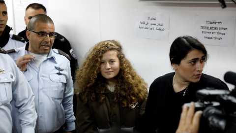La joven palestina Ahed Tamimi, de 17 años, durante su comparecencia ante la corte militar, en la Cisjordania ocupada. ABIR SULTAN (EFE) La joven palestina Ahed Tamimi, de 17 años, durante su comparecencia ante la corte militar, en la Cisjordania ocupada. ABIR SULTAN (EFE)