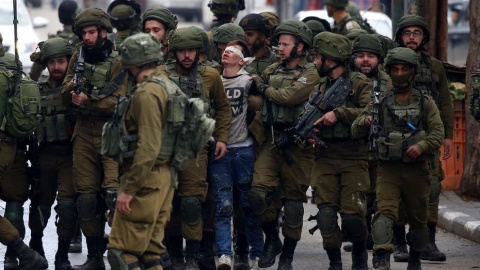 Soldados israelíes detienen a un joven palestino durante unas protestas contra la decisión del presidente estadounidense, Donald Trump, de reconocer a Jerusalén como capital de Israel, en la ciudad cisjordana de Hebrón (Palestina). Abed Al Soldados israelíes detienen a un joven palestino durante unas protestas contra la decisión del presidente estadounidense, Donald Trump, de reconocer a Jerusalén como capital de Israel, en la ciudad cisjordana de Hebrón (Palestina). Abed Al