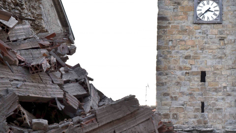 El reloj del campanario de Amatrice se paró a la hora del terremoto. REUTERS / Emiliano Grillotti El reloj del campanario de Amatrice se paró a la hora del terremoto. REUTERS / Emiliano Grillotti
