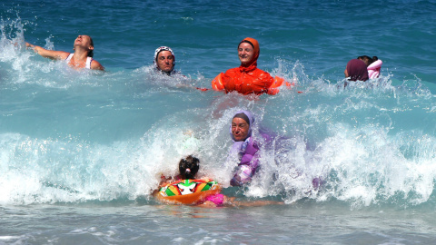 Albanesas musulmanas se refrescan en el agua en el mar Jónico derca de Saranda (Albania) hoy, 2 de septiembre de 2015. EFE/Armando Babani