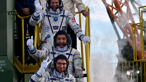 Cosmonauta de Kazajstán Aydyn Aimbetov, el ruso Sergei Volkov y el de Dinamarca Andreas Mogensen saludan desde la Agencia Espacial Europea al subir a bordo de la nave espacial Soyuz TMA- 18M en el cosmódromo de Baikonur, Rusia, 2 de septiem