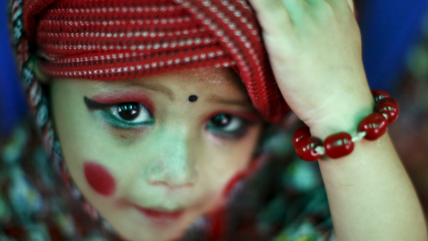 Un niño vestido con ropa tradicional espera a participar en un acto conmemorativo dedicado a las víctimas de un terremoto en abril en Nepal, hoy, 2 de septiembre de 2015. REUTERS/Navesh Chitrakar