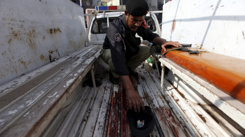 Un policía inspecciona el lugar donde se ha producido una emboscada a varios policías hoy, 2 de septiembre en Peshawar (Pakistán). Al menos tres policías han muerto y otros ocho han resultado heridos durante una emboscada en Urmar Payan cer