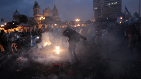 Ciudadanos celebran frente al Palacio Nacional de Guatemala tras la noticia de la pérdida de inmunidad del presidente guatemalteco, Otto Pérez Molina, anoche, martes 1 de septiembre de 2015. EFE/Esteban Biba