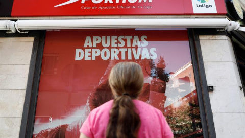 04/10/2019.- Una mujer observa un local de juego en el madrileño barrio de Tetuán. EFE/ Mariscal 04/10/2019.- Una mujer observa un local de juego en el madrileño barrio de Tetuán. EFE/ Mariscal