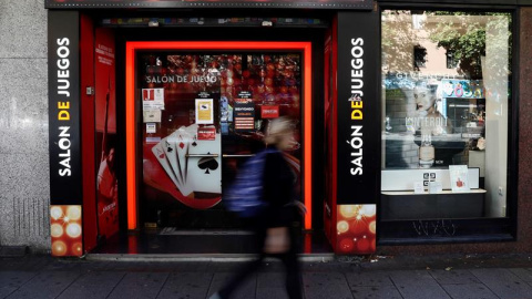 04/10/2019.- Una mujer pasea en frente un local de juego en el madrileño barrio de Tetuán. EFE/ Mariscal 04/10/2019.- Una mujer pasea en frente un local de juego en el madrileño barrio de Tetuán. EFE/ Mariscal