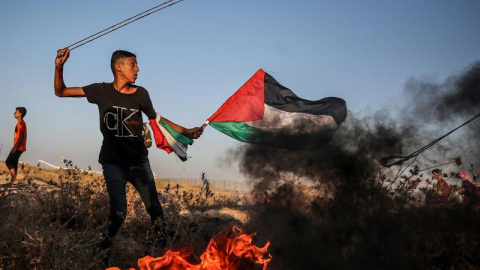 27/09/2019.- Los palestinos se manifiestan otro viernes más en Gaza junto a la frontera con Israel. EFE/EPA/Mohammed Saber 27/09/2019.- Los palestinos se manifiestan otro viernes más en Gaza junto a la frontera con Israel. EFE/EPA/Mohammed Saber