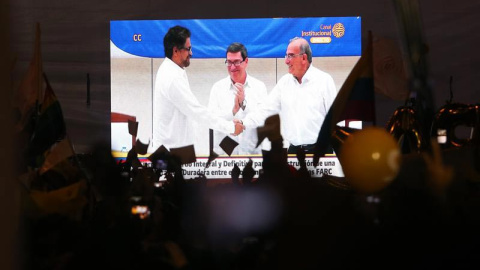 Fotografía de una pantalla gigante en Bogotá con la transmisión por televisión de la firma del acuerdo final que cierra las negociaciones de paz entre las FARC y el Gobierno. (EFE) Fotografía de una pantalla gigante en Bogotá con la transmisión por televisión de la firma del acuerdo final que cierra las negociaciones de paz entre las FARC y el Gobierno. (EFE)