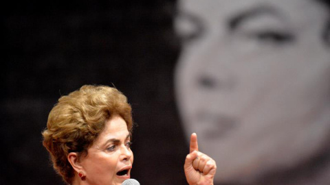 La presidenta brasileña Dilma Rousseff, suspendida de sus funciones por un juicio de destitución, habla en un acto en Brasilia este pasado miércoles. (CADU GOMES / EFE) La presidenta brasileña Dilma Rousseff, suspendida de sus funciones por un juicio de destitución, habla en un acto en Brasilia este pasado miércoles. (CADU GOMES / EFE)