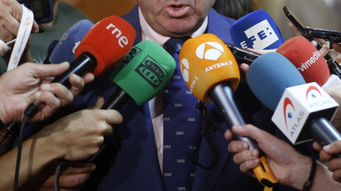 El ministro de Economía en funciones, Luis de Guindos, atiende a los medios de comunicación para valorar los resultados del PIB. EFE/Paco Campos El ministro de Economía en funciones, Luis de Guindos, atiende a los medios de comunicación para valorar los resultados del PIB. EFE/Paco Campos