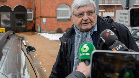 Wolfgang Schomburg, abogado alemán del expresidente catalán Carles Puigdemont, hace una declaración a medios españoles a su salida de la prisión de Neumünster. | JENS SCHLUETER Wolfgang Schomburg, abogado alemán del expresidente catalán Carles Puigdemont, hace una declaración a medios españoles a su salida de la prisión de Neumünster. | JENS SCHLUETER
