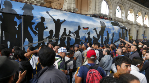 Cientos de refugiados intentan subirse a un tren en la estación de Keleti (Budapest). /REUTERS