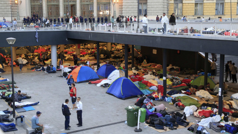 Vista de los refugiados acampados y dormidos a las puertas de la estación de tren de Budapest. Se calcula que unos 2.000 refugiados se han apostado allí. /REUTERS
