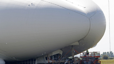 Los operarios de Hybrid Air Vehicles Workers examinan los daños de la aeronave Airlander 10 tras chocar contra el suelo en su segundo vuelo de prueba. REUTERS/Darren Staples Los operarios de Hybrid Air Vehicles Workers examinan los daños de la aeronave Airlander 10 tras chocar contra el suelo en su segundo vuelo de prueba. REUTERS/Darren Staples