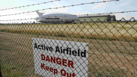 La aeronave más grande del mundo posado sobre el suelo del aerodromo inglés de Befordshire tras su accidentado segundo vuelo de pruebas. REUTERS/Darren Staples La aeronave más grande del mundo posado sobre el suelo del aerodromo inglés de Befordshire tras su accidentado segundo vuelo de pruebas. REUTERS/Darren Staples