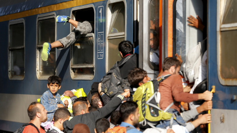 Los refugiados han intentado acceder a los trenes de todas las maneras posibles. /REUTERS