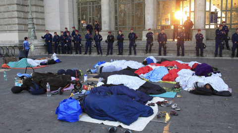 Refugiados duermen en los alrededores de la estación de tren de Budapest. /REUTERS