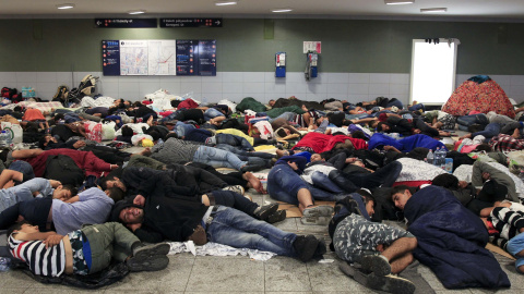 Decenas de refugiados duermen en el suelo de un vestíbulo de la estación de Keleti. /REUTERS