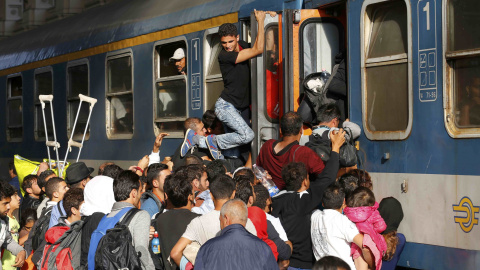 Los refugiados han intentado acceder a los trenes de todas las maneras posibles. /REUTERS