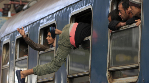 Refugiados esperan a que arranque el tren que le lleva rumbo a su sueño europeo. /REUTERS