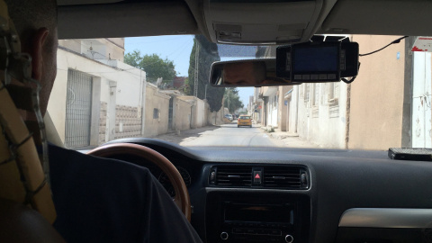 Fauzi conduce su taxi por las calles de Ettadhamen. Fauzi conduce su taxi por las calles de Ettadhamen.