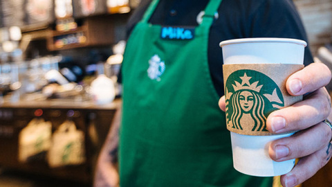 Un vaso de café de Starbucks. Un vaso de café de Starbucks.