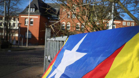 Una estelada colocada en una verja delante de la prisión de Neumünster (Alemania), donde el expresidente de la Generalitat catalana Carles Puigdemont permanece detenido. | EFE Una estelada colocada en una verja delante de la prisión de Neumünster (Alemania), donde el expresidente de la Generalitat catalana Carles Puigdemont permanece detenido. | EFE