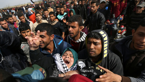 Una mujer palestina herida es evacuada después de que las tropas israelíes abrieran fuego contra los manifestantes a lo largo de la Franja de Gaza.- REUTERS Una mujer palestina herida es evacuada después de que las tropas israelíes abrieran fuego contra los manifestantes a lo largo de la Franja de Gaza.- REUTERS