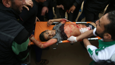 Un joven palestino es trasladado en una camilla después de haber sido herido durante una manifestación cerca de la frontera con Israel al este de Jabalia en la franja de Gaza.- Mohammed ABED / AFP