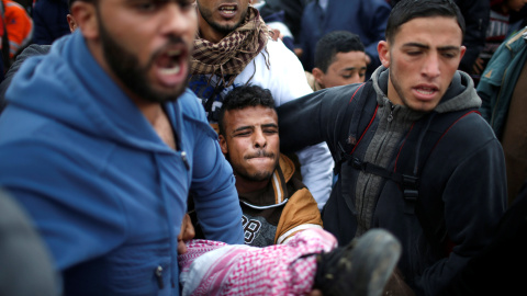 Un palestino herido es evacuado durante enfrentamientos en una protesta a lo largo de la frontera de Israel con Gaza, exigiendo el derecho a regresar a su tierra natal.- REUTERS / Mohammed Salem