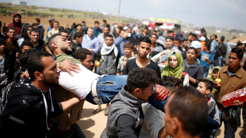 Un palestino herido es evacuado durante enfrentamientos en una protesta a lo largo de la frontera de Israel con Gaza, exigiendo el derecho a regresar a su tierra natal.- REUTERS / Mohammed Salem