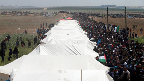 Miles de palestinos asisten a una protesta con tiendas de campaña desplegadas a lo largo de la frontera de Israel con Gaza, exigiendo el derecho a regresar a su tierra natal, al este de la ciudad de Gaza.- REUTERS / Mohammed Salem