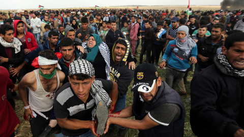 Una mujer palestina herida es evacuada después de que las tropas israelíes abrieran fuego contra los manifestantes a lo largo de la Franja de Gaza.- REUTERS
