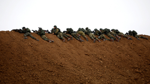 Los soldados israelíes toman posiciones junto a la valla fronteriza en el lado israelí de la frontera con el norte de la Franja de Gaza.- REUTERS / Amir Cohen