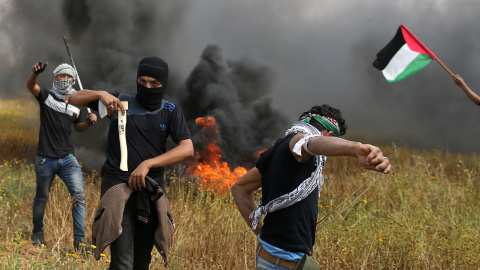 Manifestantes palestinos durante los enfrentamientos con las tropas israelíes durante las protestas a lo largo de la frontera de Israel con Gaza, exigiendo el derecho a regresar a su tierra, ocupada por Israel en 1948. REUTERS / Ibraheem Ab