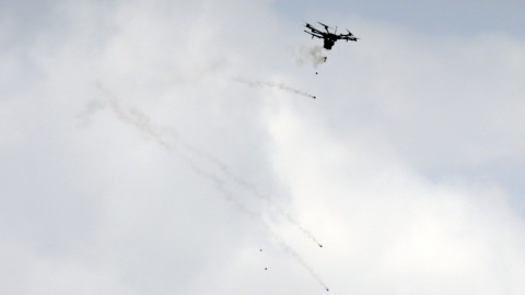 Un drone israelí que lanza granadas de gas lacrimógeno durante los enfrentamientos con manifestantes palestinos durante las protestas junto a la frontera con Israel al este de Jabalia en conmemoración del Día de la Tierra. - MAHMUD HAMS / A