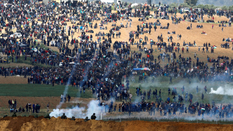 Soldados israelíes disparan gas lacrimógeno desde el lado israelí de la frontera entre Israel y Gaza, mientras los palestinos protestan en el lado fronterizo de Gaza.- REUTERS / Amir Cohen