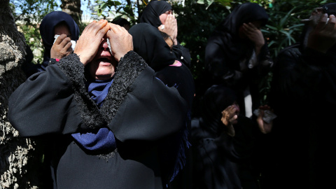 Los familiares de un agricultor palestino que fue asesinado a lo largo de la frontera de Israel con Gaza, lloran durante su funeral en el sur de la Franja de Gaza.- REUTERS / Ibraheem Abu Mustafa